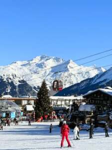 كيف قضينا عطلتنا العائلية: رحلة تزلج تناسب الأطفال في جبال الألب الفرنسية