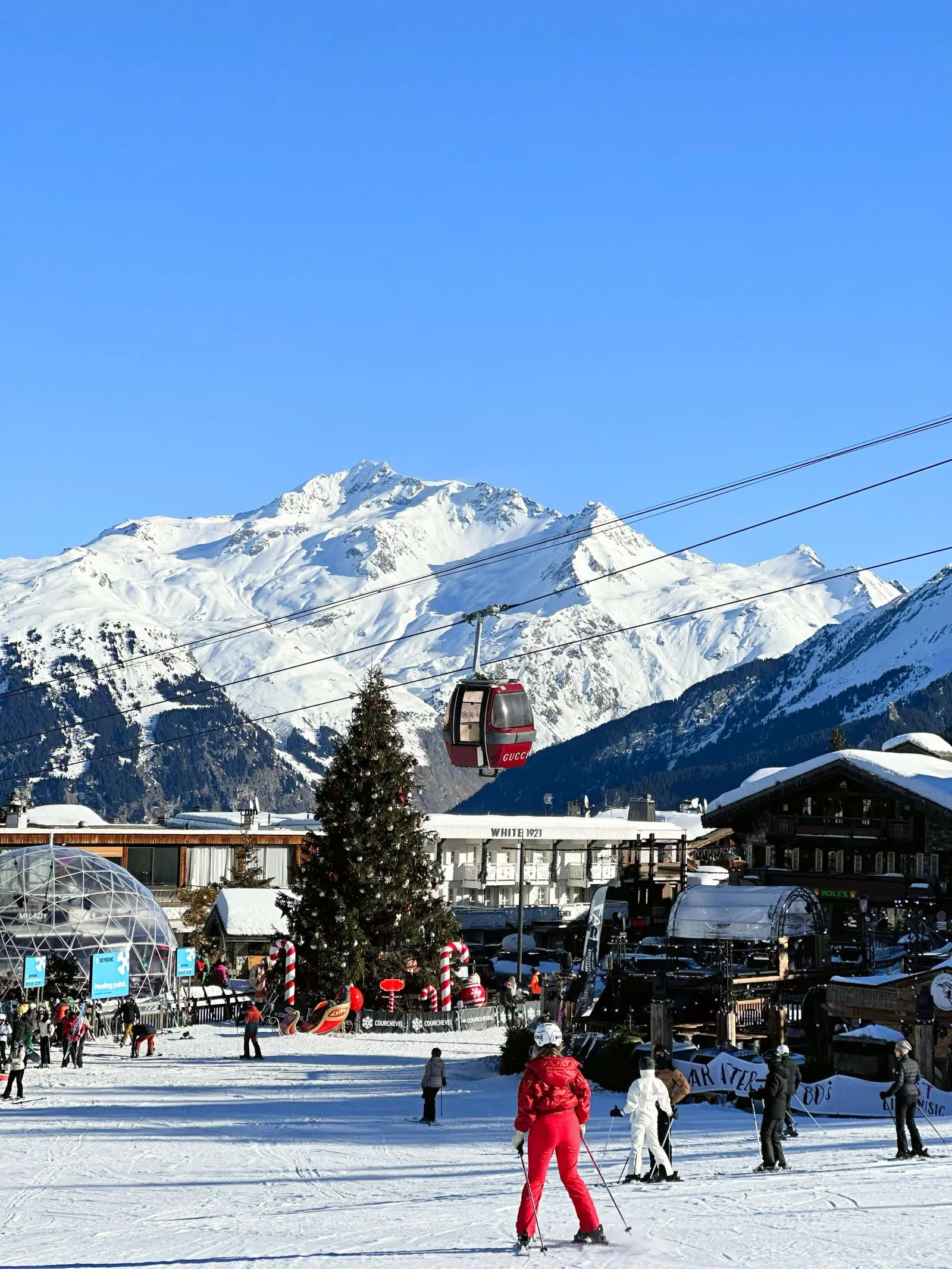 الصورة قد تحتوي على طبيعة في الهواء الطلق ثلج بالغ شخص وسائل النقل مركبة ملابس أحذية وحذاء