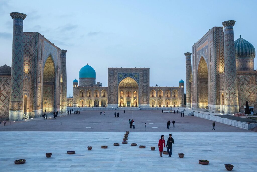 قد تحتوي الصورة على العمارة، بناء، شخص، قوس، وقوس قوطي