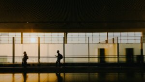 ما هي أسعار تذاكر الحزن؟ دليل للسفر جواً أثناء فترة الحزن