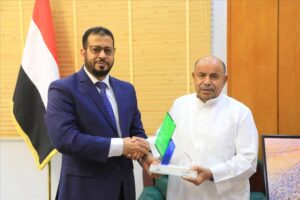 محافظ حضرموت يتناول جهود مؤسسة صلة للتنمية ويتسلم درعًا في اخبار وردت الآن.