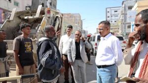 محافظات: الأمين السنة للمجلس المحلي بحضرموت يؤكد على استمرارية العمل بين عمال ومهندسي النظافة بشوا.