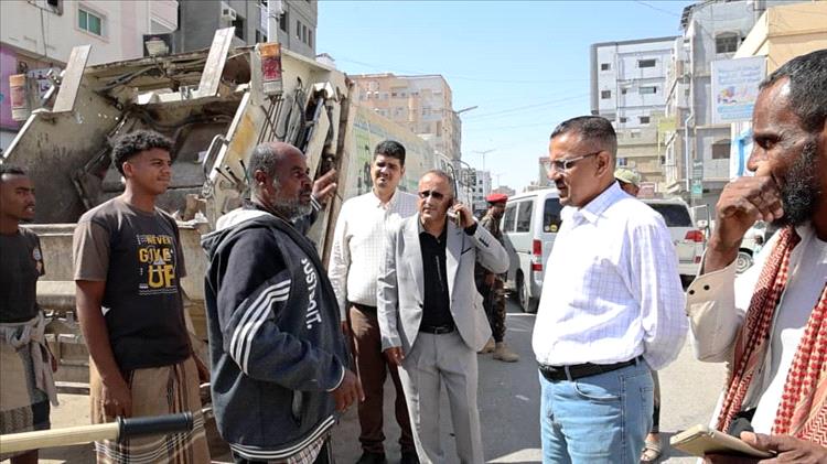 الأمين العام لمحلي حضرموت يشدد على مواصلة جهود عمال ومهندسي النظافة بشوارع المكلا