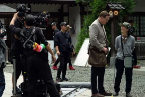 مديرة فيلم “عائلة الإيجار” هيكاري تجد السلام في موقع التصوير وسط صخب طوكيو