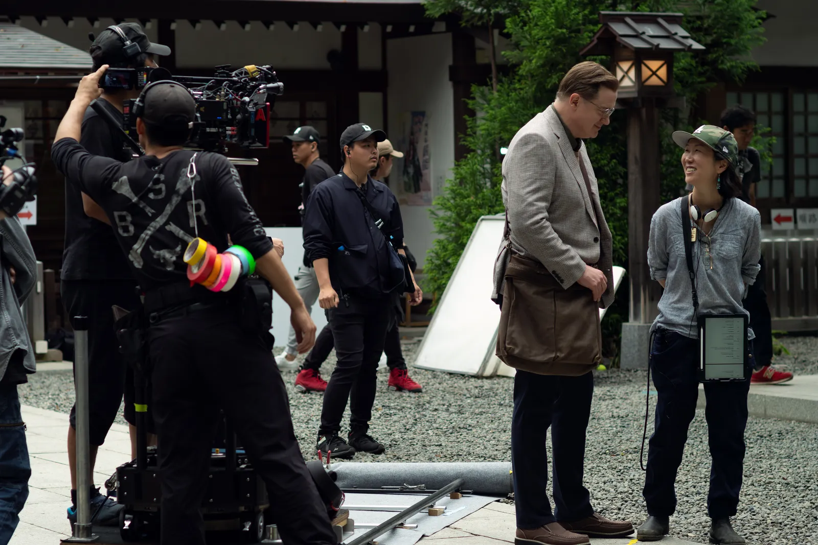 الصورة قد تحتوي على برندا فريزر ملابس معطف شخص بالغ أحذية أكسسوارات حقيبة وحقيبة يد