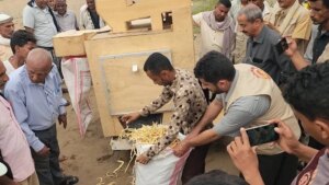 من تحدي بيئي إلى ابتكار جديد: مخترع يمني يصنع آلة لفرم بذور ‘السيسبان’ في الحديدة