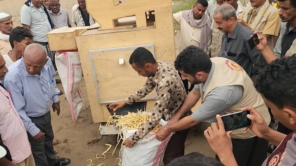 من تحدي بيئي إلى ابتكار جديد مخترع يمني يصنع آلة