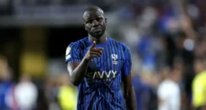 من لحظة الفرح بالتتويج إلى حزن الفقد.. الموت يحزن كوليبالي