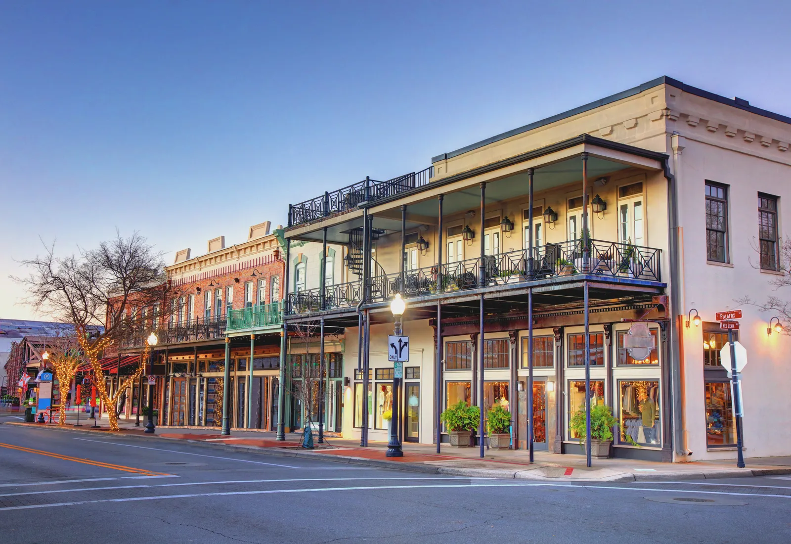 الصورة قد تحتوي على مدينة حضرية معمارية مبانٍ طرق شوارع سكن وبيت