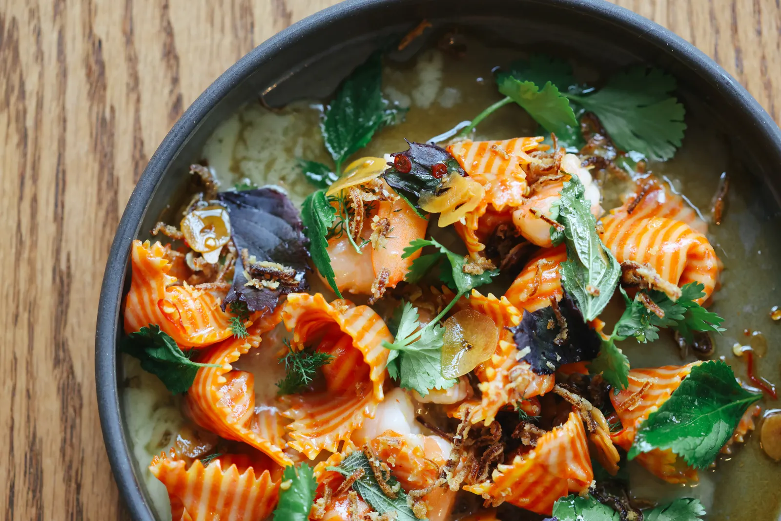 تظهر الصورة الطعام، عرض الطعام، المأكولات البحرية والكزبرة