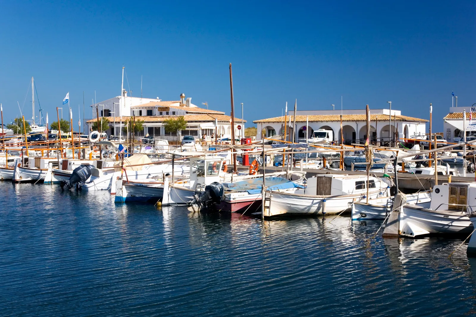 قد تحتوي الصورة على مياه واجهة مائية رصيف مارينا قارب قوارب نقل مركبة مرفأ وسيارة