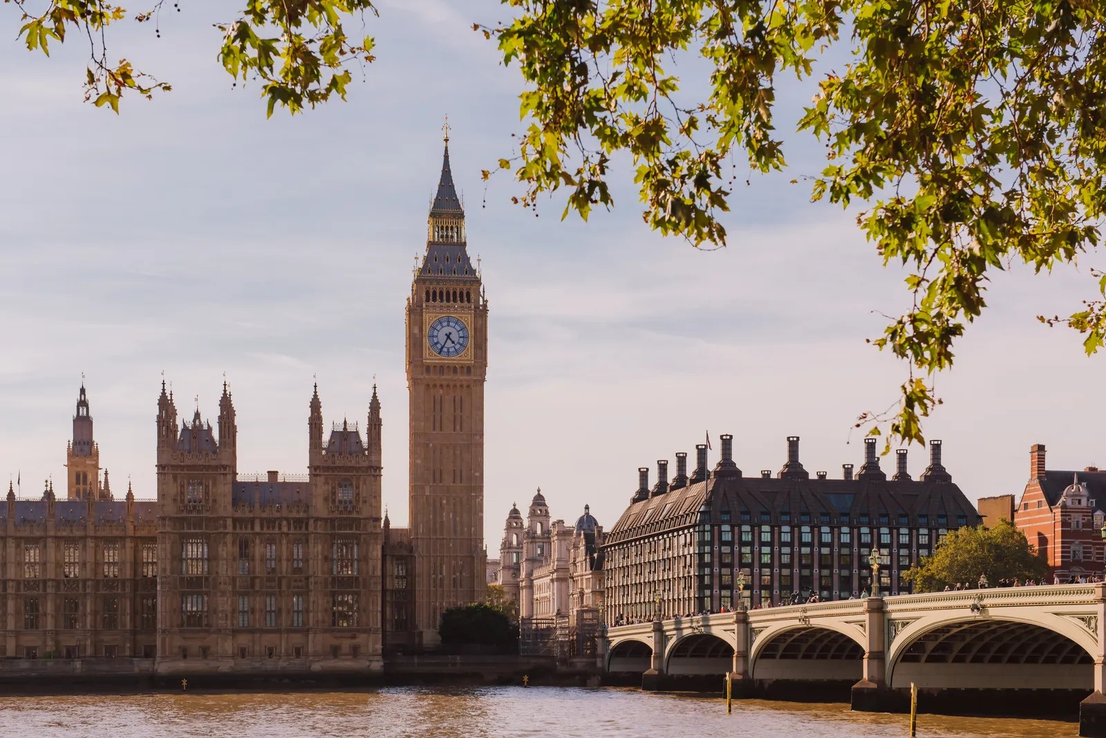 الصورة قد تحتوي على العمارة، المباني، المساكن، المنازل، برج الساعة، المعالم، القصر، والقصور