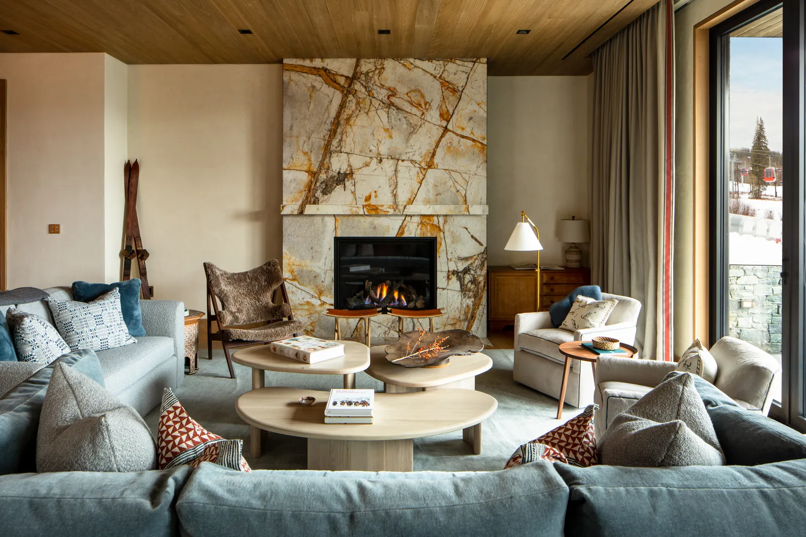 قد تحتوي الصورة على مدفأة، أريكة، طاولة قهوة، أثاث، تصميم داخلي، ديكور منزلي، مدفأة وهندسة معمارية