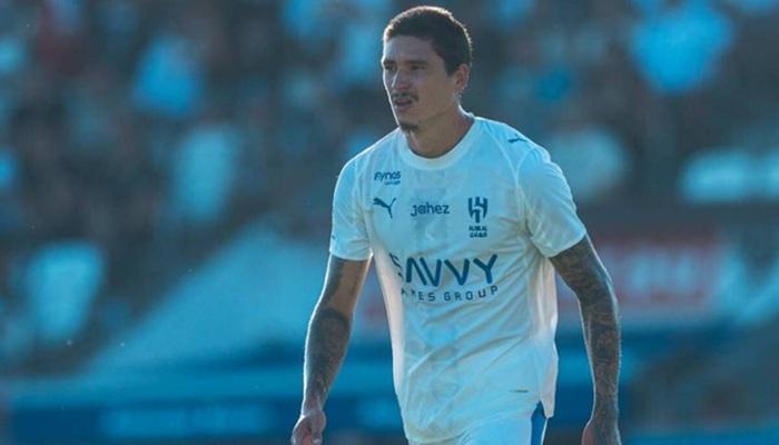 أول المتضررين من صفقة بنزيما.. مهاجم الهلال السعودي خارج الحسابات