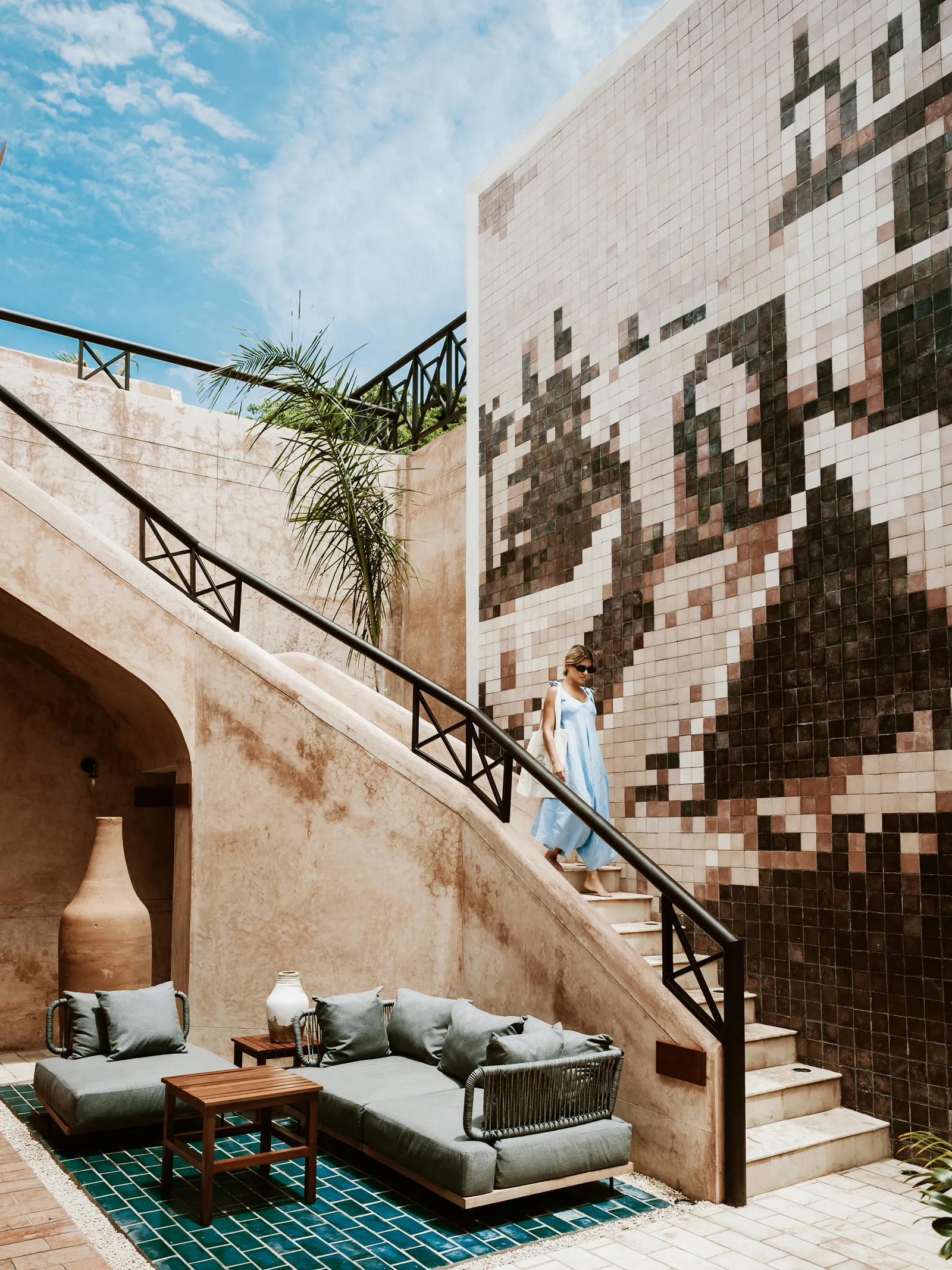 فندق Cigno في Centro يمتد عبر عدة مستويات مع تصميم داخلي وخارجي يحتفل بمناخ ميريدا الجميل.