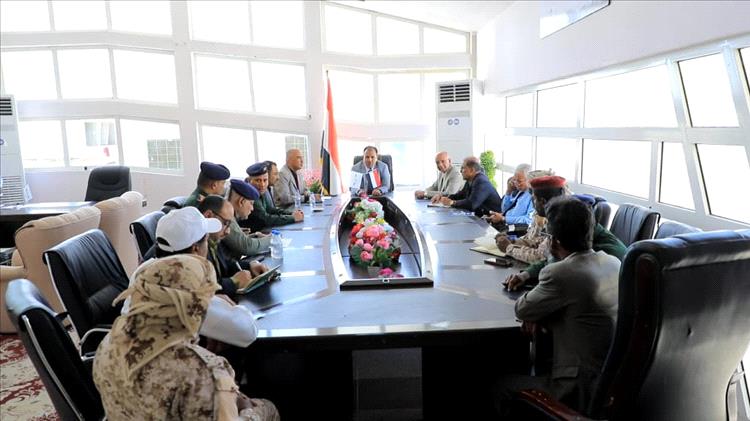 اللجنة الأمنية بمطار سيئون الدولي بحضرموت تعقد اجتماعها الدوري برئاسة وكيل المحافظة