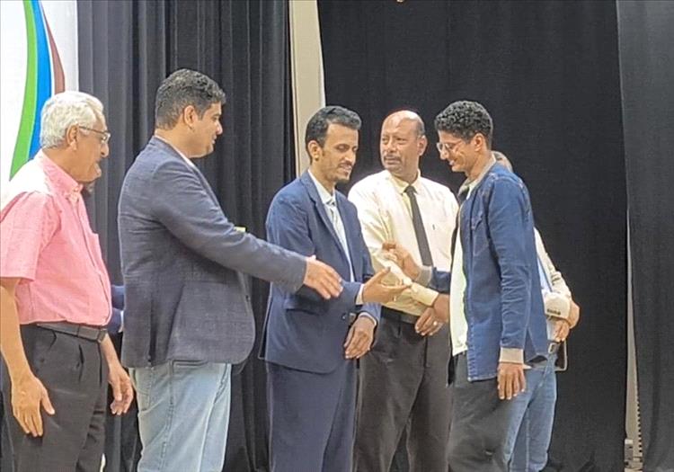 صندوق النظافة والتحسين بساحل حضرموت يكرم رئيس اتحاد الملتقيات الشبابية التطوعية في ختام فعاليات