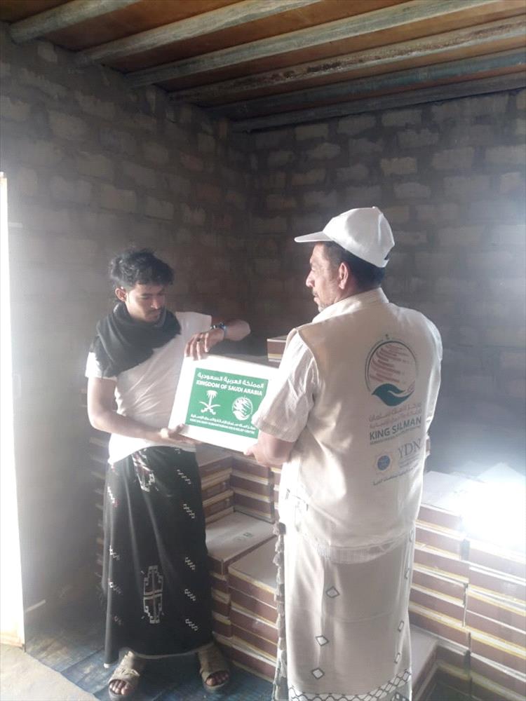مركز الملك سلمان للإغاثة يواصل تنفيذ مشروع توزيع مساعدات التمور بمديرية قف العوامر في حضرموت الوادي