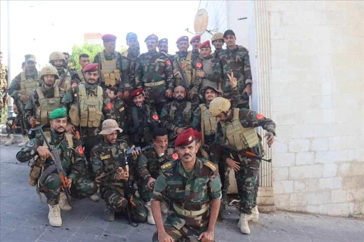 منتسبو كتيبة حماية المعاشيق يطالبون بصرف مستحقاتهم المتأخرة ويوجهون مناشدة لقيادة الدولة والتحالف