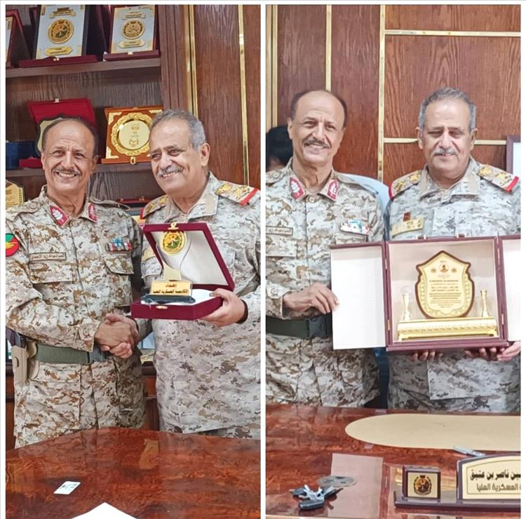 الأكاديمية العسكرية العليا تكرم العميد الركن عبدالله زيد الأحمدي بدرع التفوق وترس أفضل الدارسين الخريجين سلوك وانضباط