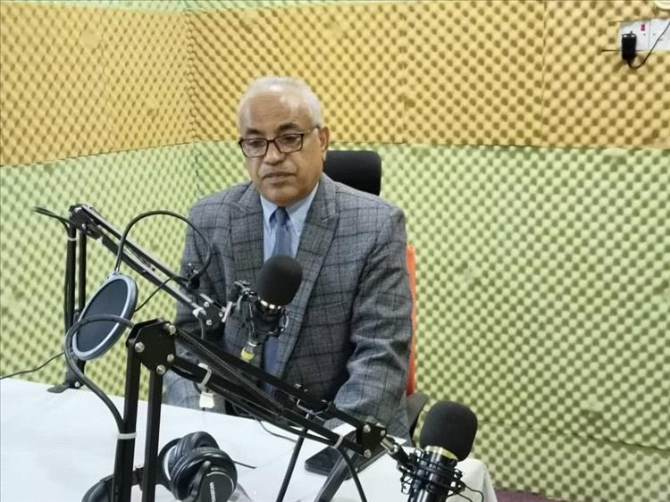 في لقاء عبر إذاعة صوت الجامعة.. نائب رئيس جامعة عدن يكشف خطط تطوير الخدمات الطلابية