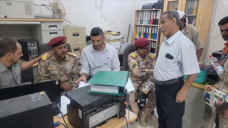 لجنه من وزاره الدفاع في زياره الى المؤسسه العامه للاثاث والتجهيزات.عدن للاطلاع على عمل واداءالمؤسسه