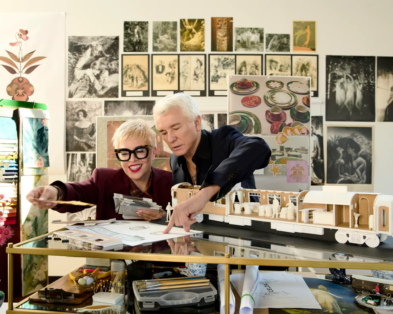 قد تحتوي الصورة على باز لورمان كاثرين مارتن أكسسوارات نظارات شخص بالغ أعمال خشبية طفل وكوب