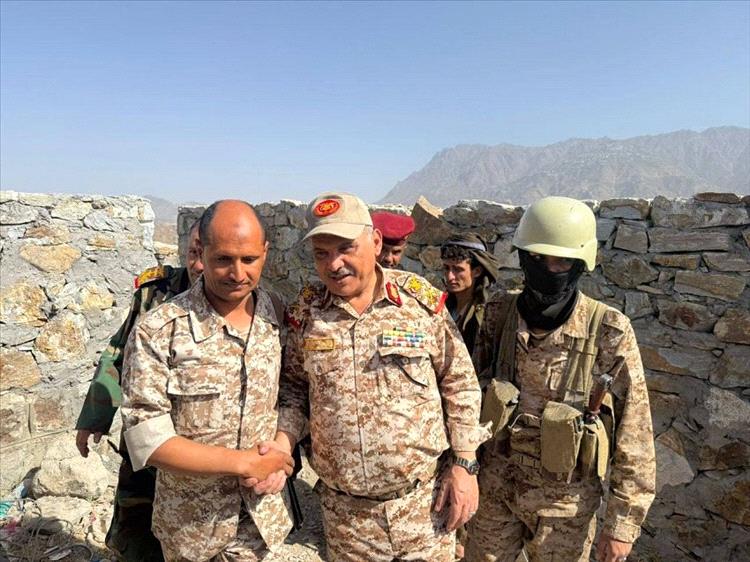 تغطية محلية – قائد محور تعز يتفقد الخطوط الأمامية في شمال وشرق المدينة