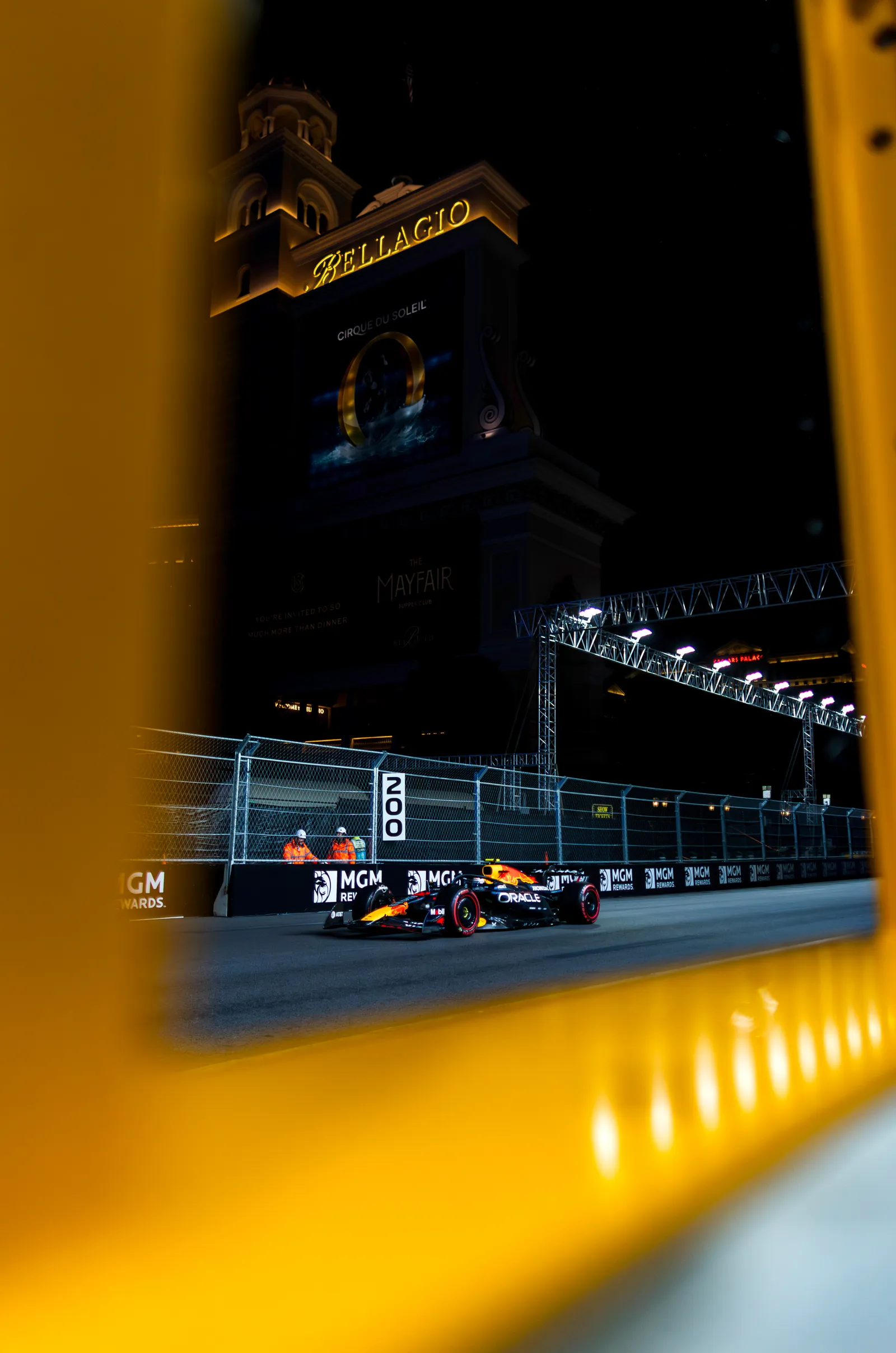 الصورة قد تحتوي على سباق سيارات وفورمولا 1 وسباق سيارات رياضية ووسيلة نقل وآلة وعجلة وشخص