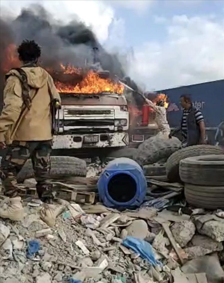 عاجل : اندلاع حريق في جمرك ميناء الحاويات بعدن يلتهم عدداً من الشاحنات