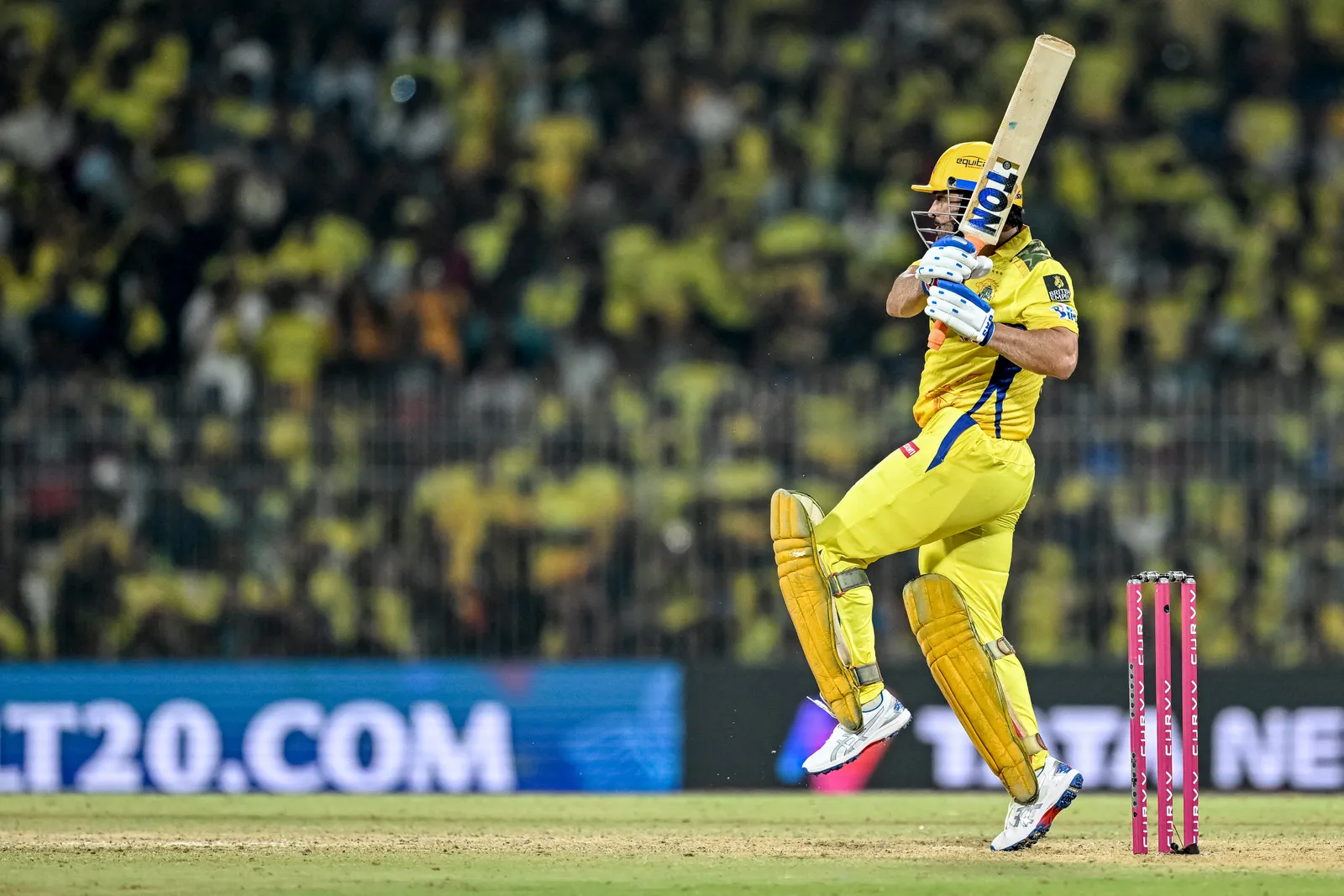 الصورة قد تحتوي على شخص رياضة كريكيت يلعب كريكيت ملابس حذاء وحذاء