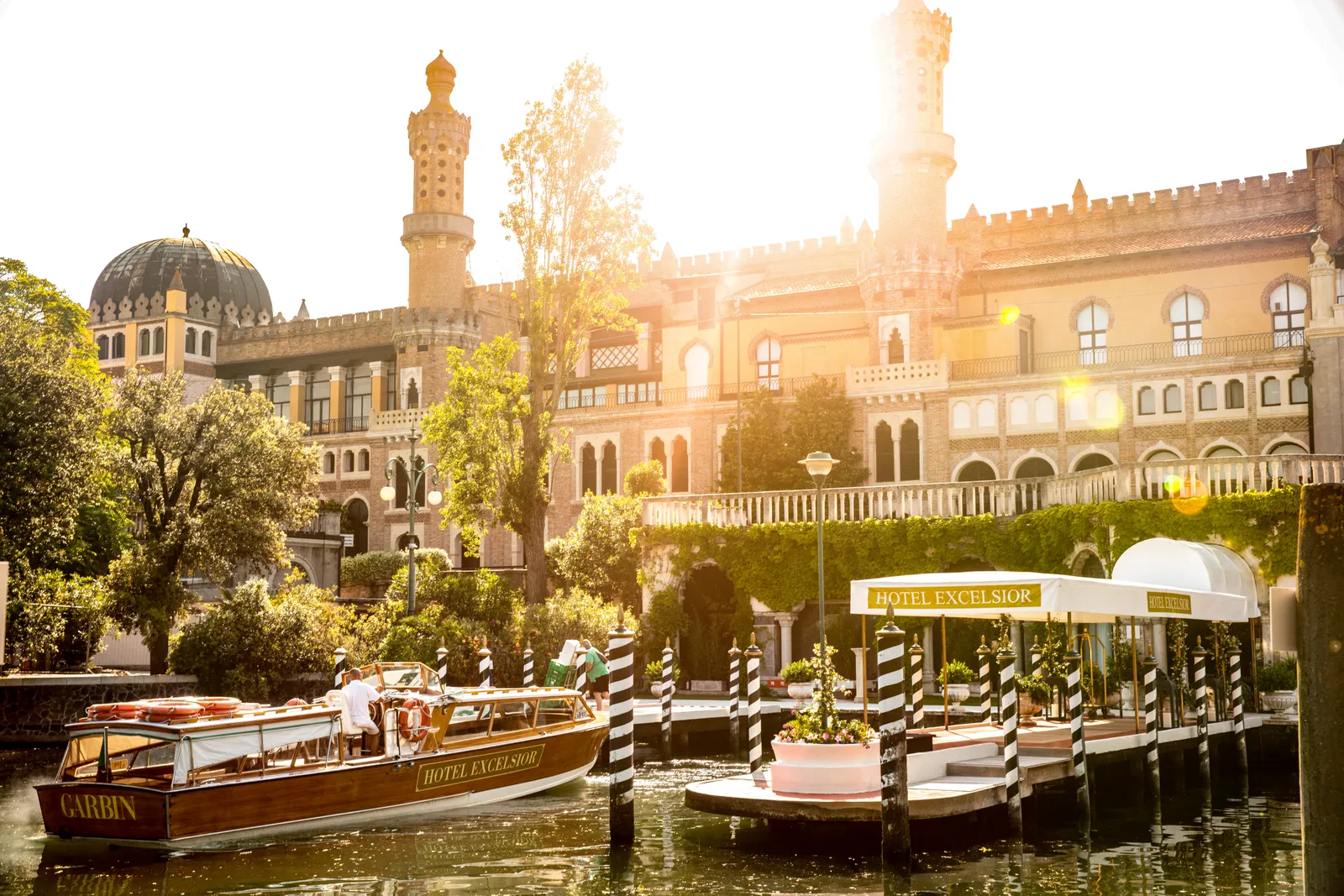 صورة قد تحتوي على عمارة مبنى قارب وسيلة نقل وشخص