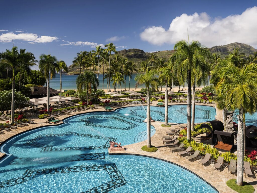الصورة قد تحتوي على فندق مبنى منتجع صيف حمام سباحة ماء ونباتات استوائية