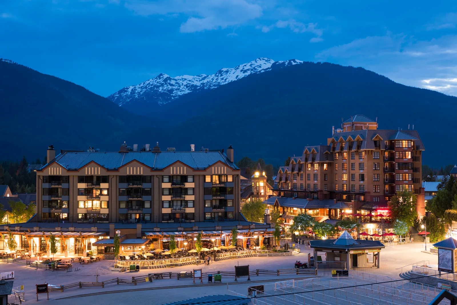 الصورة قد تحتوي على عمارة حضرية، مبنى، منظر المدينة، منتجع، مدينة، طبيعة، هواء طلق، منظر طبيعي ووسط المدينة