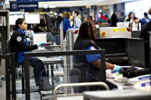 أزمة تمويل تؤثر على الأمن الداخلي الأمريكي.. 60 ألف موظف في المطارات بدون رواتب – شاشوف