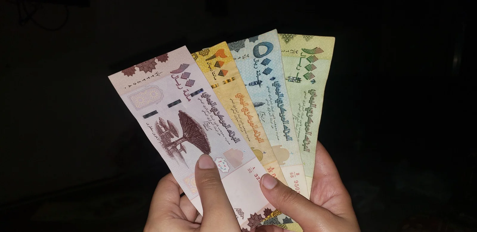 أزمة نقص الريال في مناطق حكومة عدن الصراع بين الاكتناز