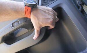 إليك كيف غيّرت ريفيان نظام فتح الباب الخلفي اليدوي في طراز R2