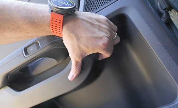 إليك كيف غيّرت ريفيان نظام فتح الباب الخلفي اليدوي في