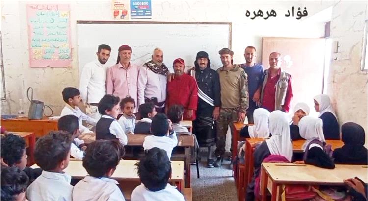 الشيخ حيدرة هرهره ورئيس اللجنة المجتمعية بالصرفة يزوران مدرسة الفقيد يحيى قحطان عمر