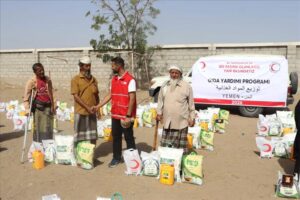 اخبار المناطق – الهلال الأحمر التركي يوزع 500 سلة غذائية و1000 وجبة إفطار في عدن ولحج