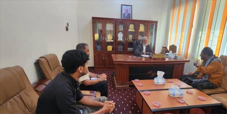 الوكيل بن عليان يناقش مذكرة تعاون بين جامعة المهرة وإدارة البحوث والتدريب بديوان المحافظة