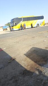 اخبار المناطق – ركاب محتجزون منذ صباح الثلاثاء في شبوة بسبب عطل حافلة تابعة لشركة “رواد الأف”