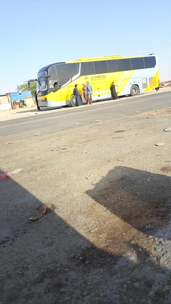 ركاب عالقون منذ صباح الثلاثاء في شبوة بعد تعطل باص تابع لشركة “رواد الأفضل” ومناشدات بالتدخل العاجل