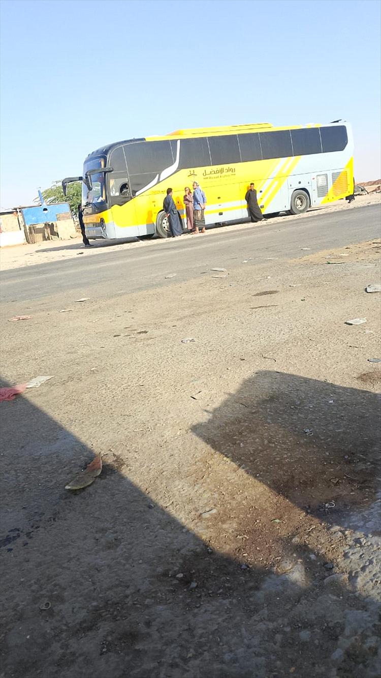 ركاب عالقون منذ صباح الثلاثاء في شبوة بعد تعطل باص تابع لشركة “رواد الأفضل” ومناشدات بالتدخل العاجل