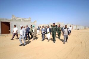 اخبار المناطق – محافظ حجة يقوم بجولة لتفقد تقدم العمل في مشروع بناء 232 وحدة سكنية للنازحين في ميدي.