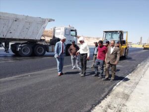 اخبار المناطق – مدير عام جمرك الشحن ومدير عام الأشغال في محافظة المهرة يتفقدان تقدم العمل في المشروع