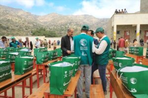 اخبار المناطق – مركز الملك سلمان للإغاثة يوزع بطاقات الملابس الشتوية في مديرية القبيطة بلحج