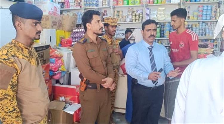 مكتب الصناعة والتجارة بالمهرة .. ينفذ حملة ميدانية لمراقبة أسعار السلع الغذائية