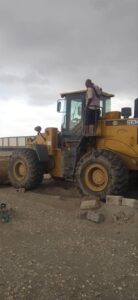 اخبار عدن – إدارة الأشغال في خورمكسر تقوم بحملة لإزالة التعديات على أرض مخصصة لإقامة حديقة عامة في العَر.