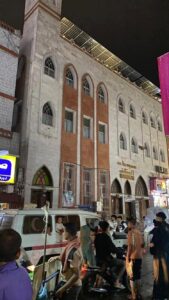 اخبار عدن – إصابة عامل بجروح خطيرة جراء سقوطه أثناء تركيب الألواح الشمسية في كريتر